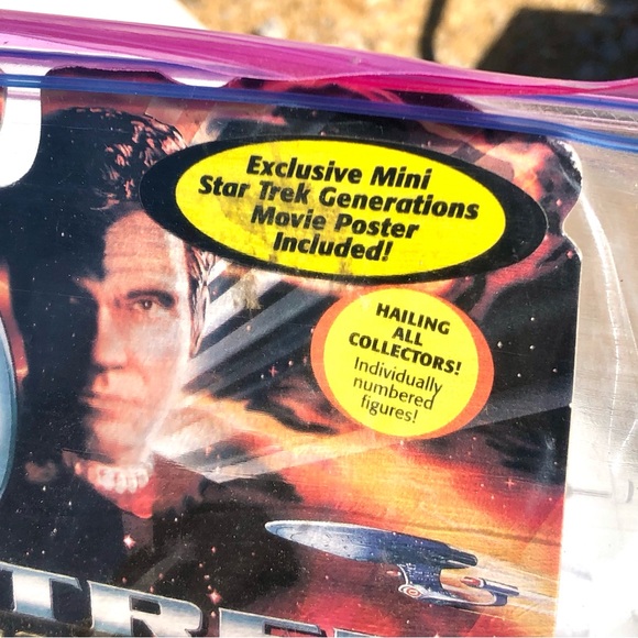 NWT Vintage 1994 Star Trek Captain Kirk Action Figure - Picture 6 of 16